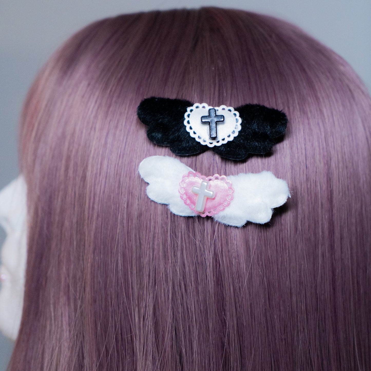 Fluffy wings hair pin with cross (jirai-kei, alt fashion, tenshi kaiwai)